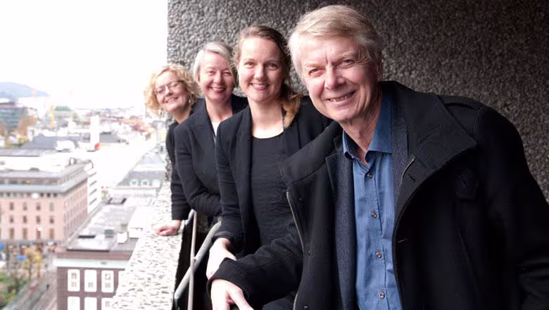 Universitetet i Bergen og Bergen kommune har fått støtte til å forske på samhandling i i helsesektoren. F.v. rådgjevar Sølvi Marie Risøy, kommunaldirektør Nina Mevold og seksjonsleiar Benedicte Løseth frå Byrådsavdelinga for helse og omsorg, og professor Anders Bærheim ved TVEPS er svært glade for tildelinga.