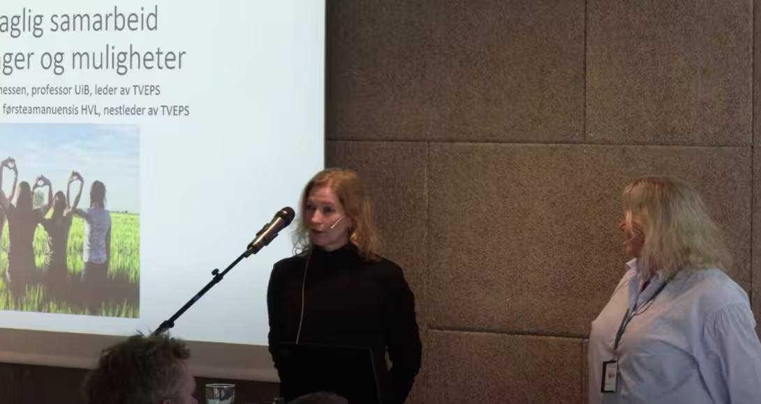 Ane Johannessen og Merethe Hustoft fra TVEPS på innspillsmøte for stortingsmelding om profesjonsutdanningene. 