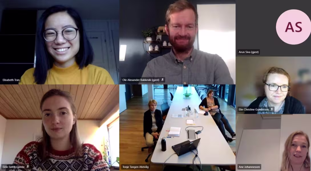 DIGITAL PRESENTASJON: Den tverrfaglige studentgruppen presenterer sine forslag for Øygarden lokalmedisinske senter. Elisabeth Tran (ø.v.), Ole Alexander Bakkevik, Eirin S. Gjerde (n.v.), Tonje Alvsvåg og Regine Ulveseth i Øygarden og Elin Christine Gundersen og Ane Johannessen i TVEPS (små bilder helt til høyre). 