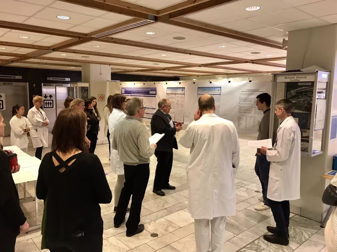 Bilde av viktige mennesker som følger med på en forskningspresentasjon