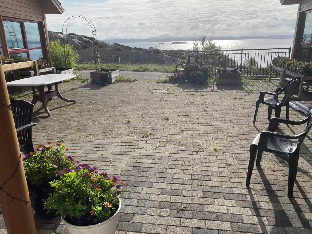 Tednebakkane omsorgssenter i Øygarden har vakker utsikt, men trenger hjelp til å gjøre uteområdet tilgjengelig for beboere med ulike behov.