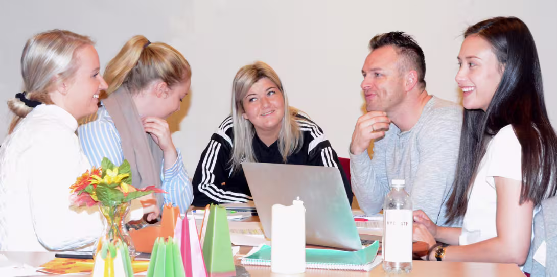 TVEPS-praksis til alle (Folkegruppe som sitter sammen og diskuterer) 