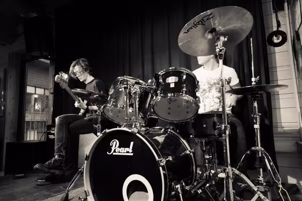 To ungdommer spiller i band