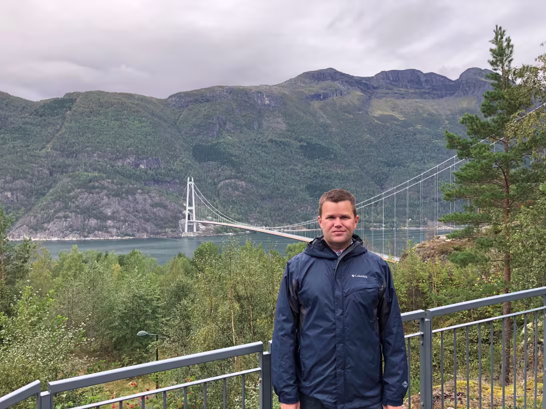 Picture of Matt Russel in front ov the Hardanger Bridge