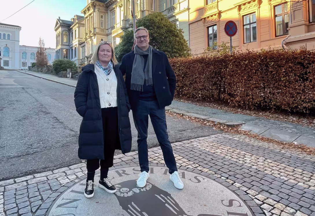Photo of Håvard Haarstad and Lise Rykkja outside