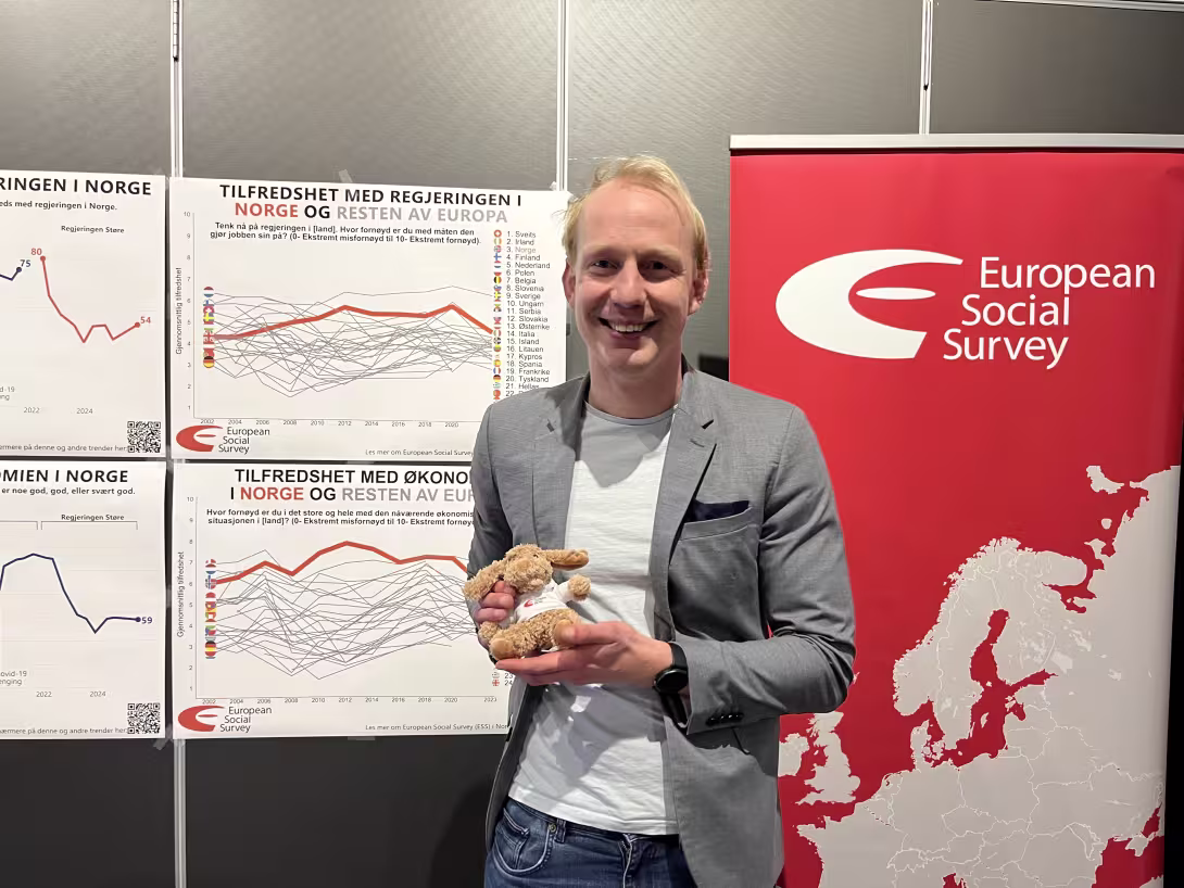 ESS forsker Alexander Verdoes poserer forran ESS-standen. 