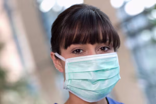 Kvinnelig helsearbeider med munnbind