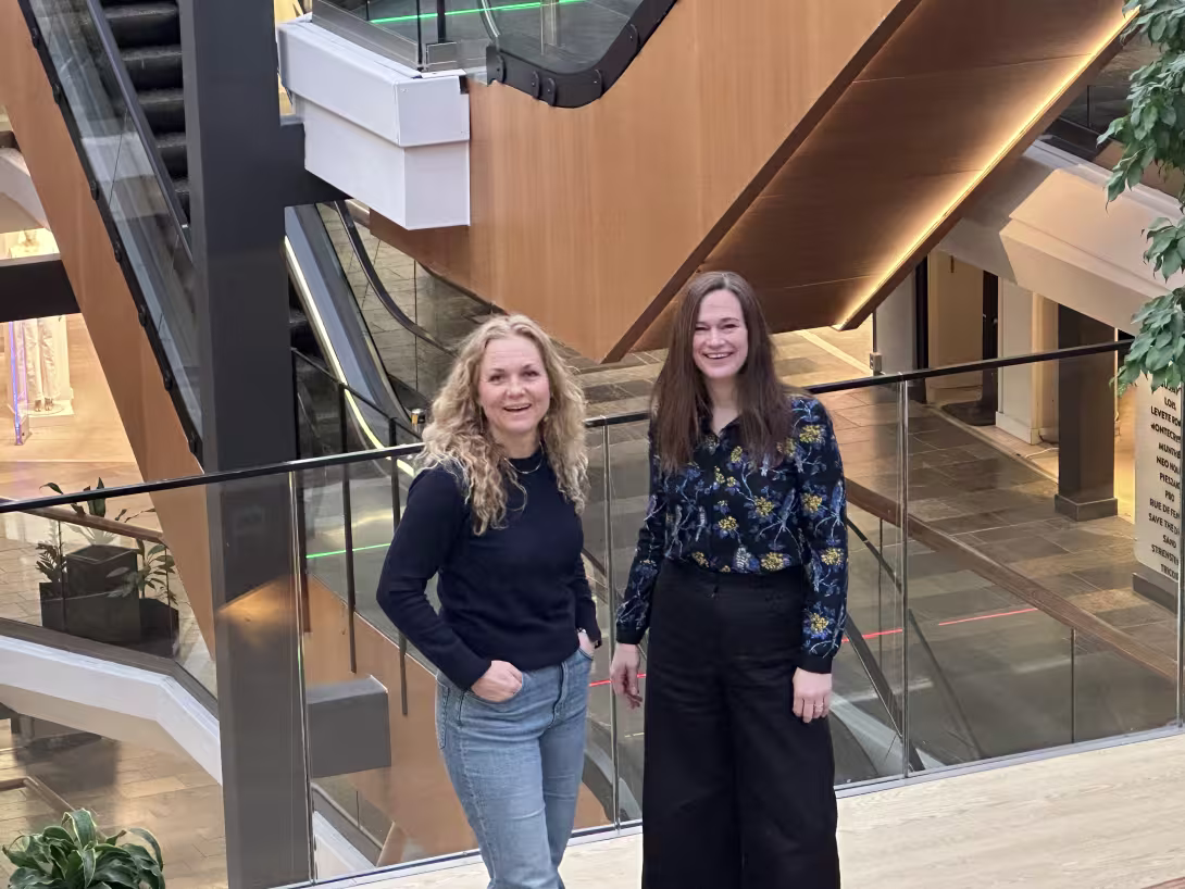 to kvinner som står oppstilt inne på et kjøpesenter