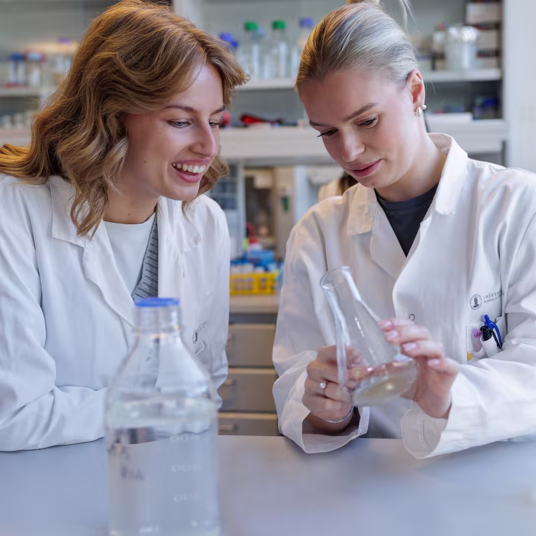 Two students in a laboratory at the University of Bergen.