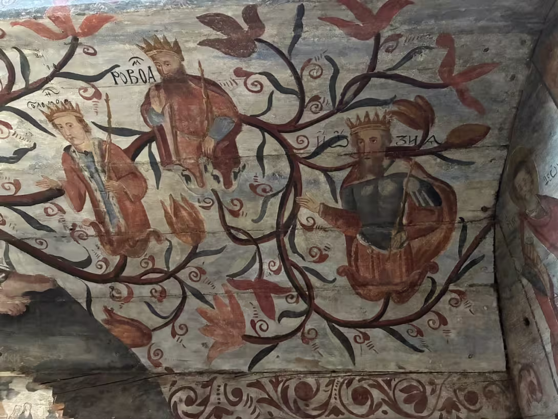 Fresker som viser figurer med kroner på bakgrunn av planteornament