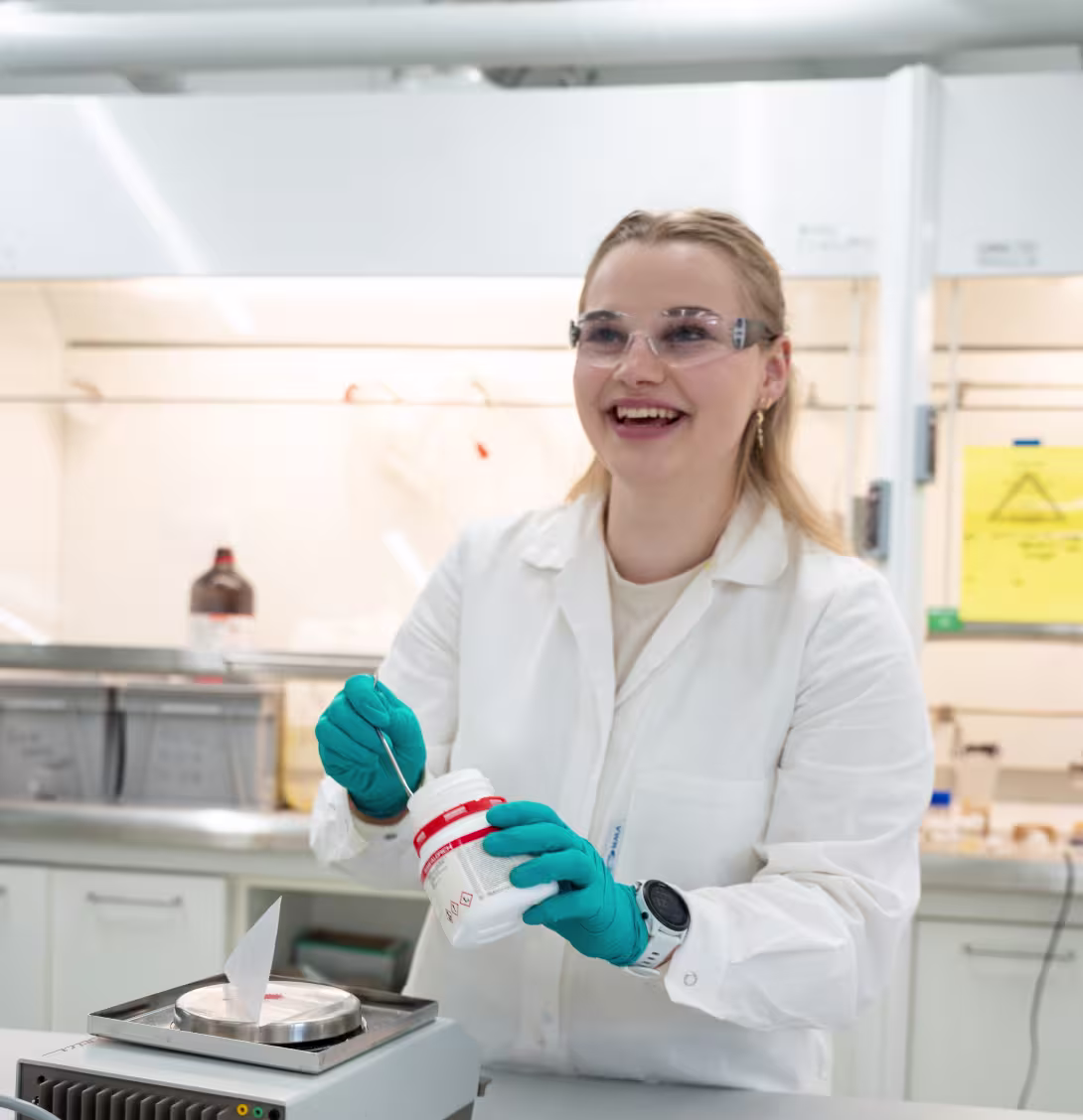 En student gjør eksperimenter på et laboratorium   