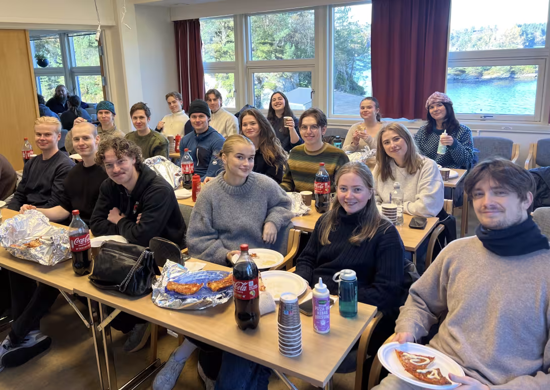 Optikk-studenter ved IFT på ekskursjon til Havforskningsinstituttet på Austevoll