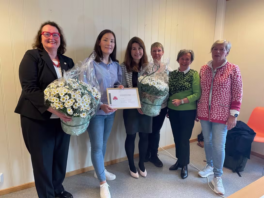 Bilde av gaveoverrekkelse