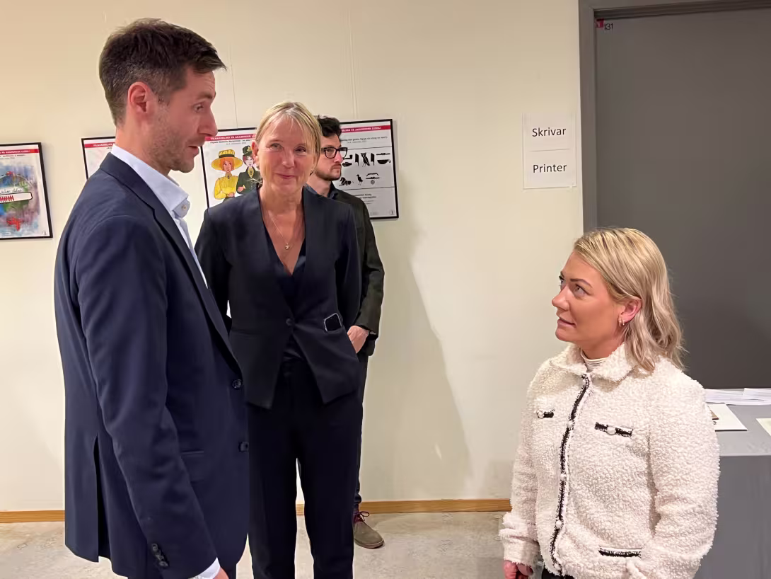 Dekan, rektor og statsråd snakker sammen