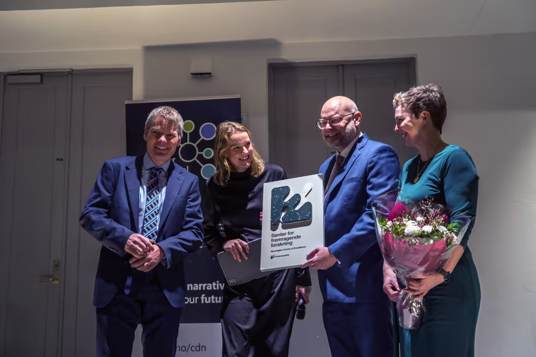 Petter Helgesen og Benedicte Løseth i Forskingsrådet overleverer SFF-plakett til senterleiarane Scott Rettberg og Jill Walker Rettberg.