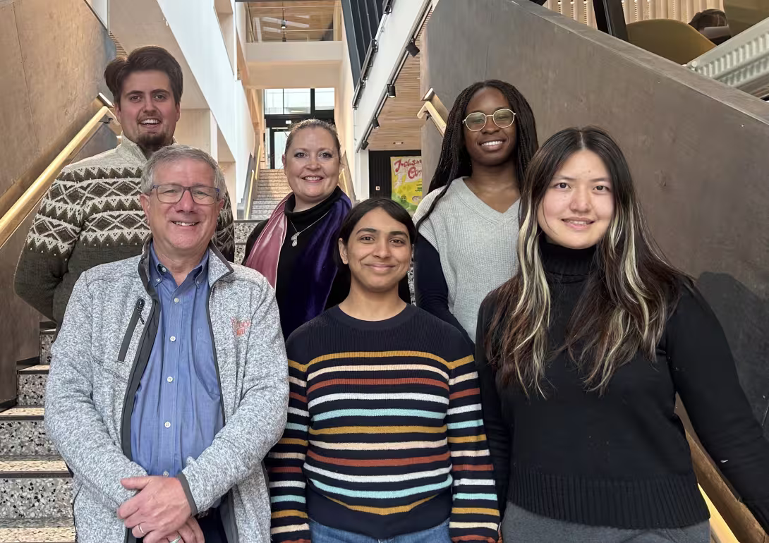 Bilde av forskere og studenter fra UiB og MIT som står i trappen i NG5