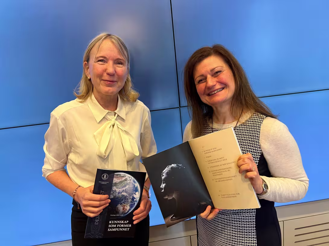 Rektor og prorektor holder hvert sitt utkast av UiBs nye strategi